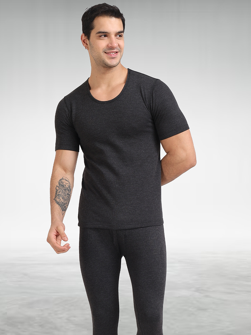 Stylish winter gym clothes that combine thermal warmth with flexible movement for comfortable cold-weather workouts.